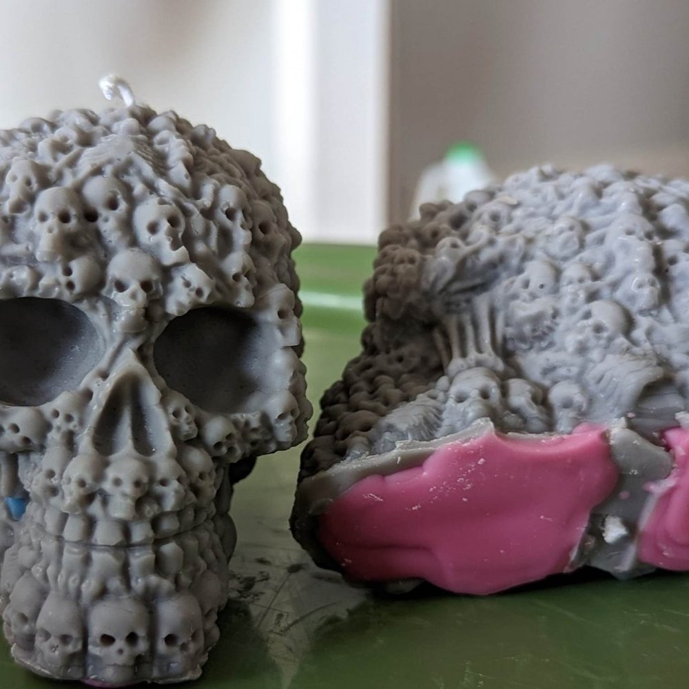 Bleeding skull candle